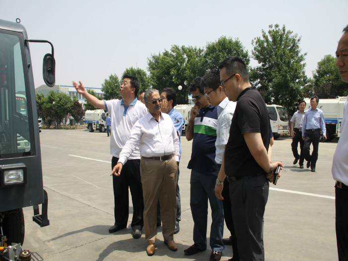 觀摩環(huán)衛(wèi)車輛展示